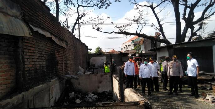 Wabup Pasuruan sidak Pasar Sukorejo yang terbakar. (Foto: Dok Humas)