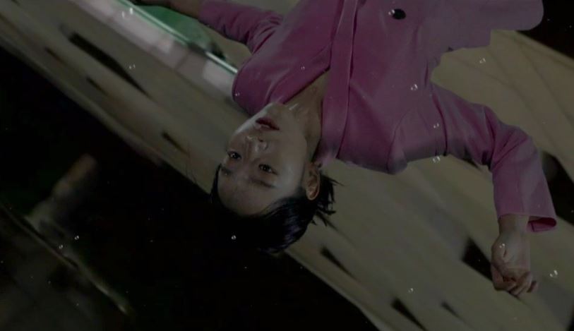 Salah satu adegan drama Korea Selatan (drakor) Angel's Last Mission: Love, Lee Yeon-Seo nyaris tewas dari atas gedung. (Foto: KBS2)