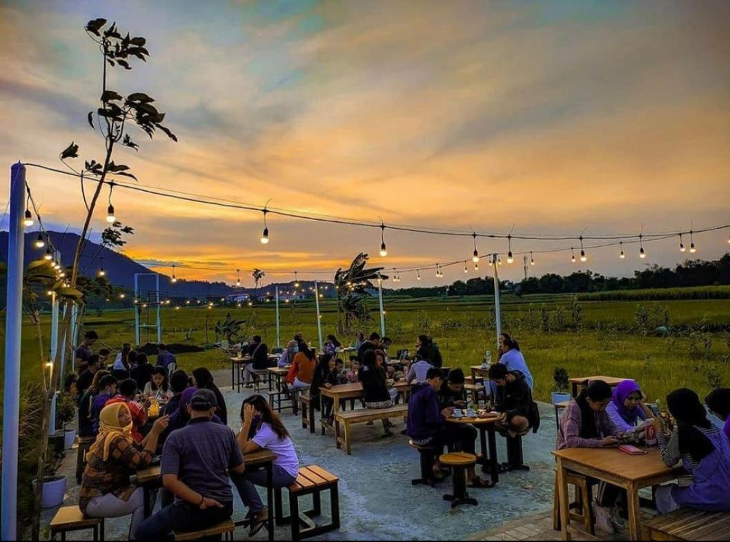 Nongkrong di kafe dengan pemandangan lereng Gunung Wilis (Fendi Plesmana/Ngopibareng.id)