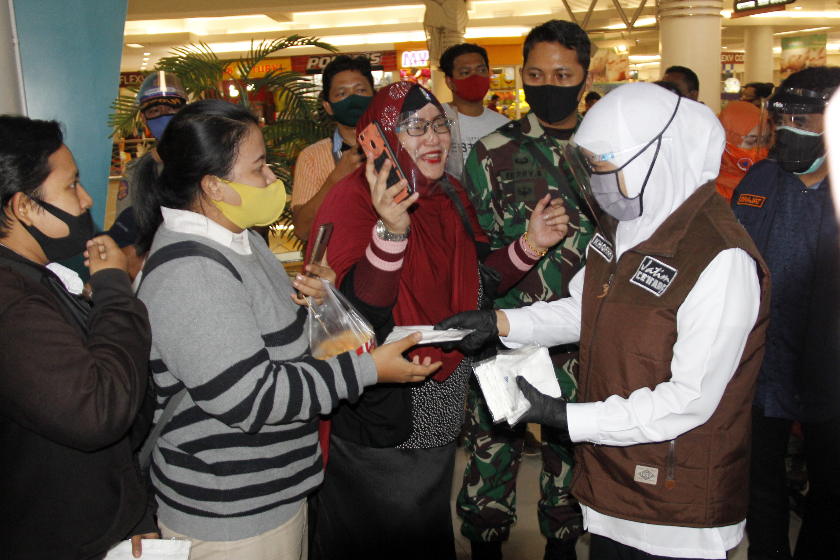 Ilustrasi, Gubernur Jatim membagikan masker gratis kepada warga di salah satu pusat perbelanjaan di Surabaya. (Foto: Fariz Yarbo/Ngopibareng.id)
