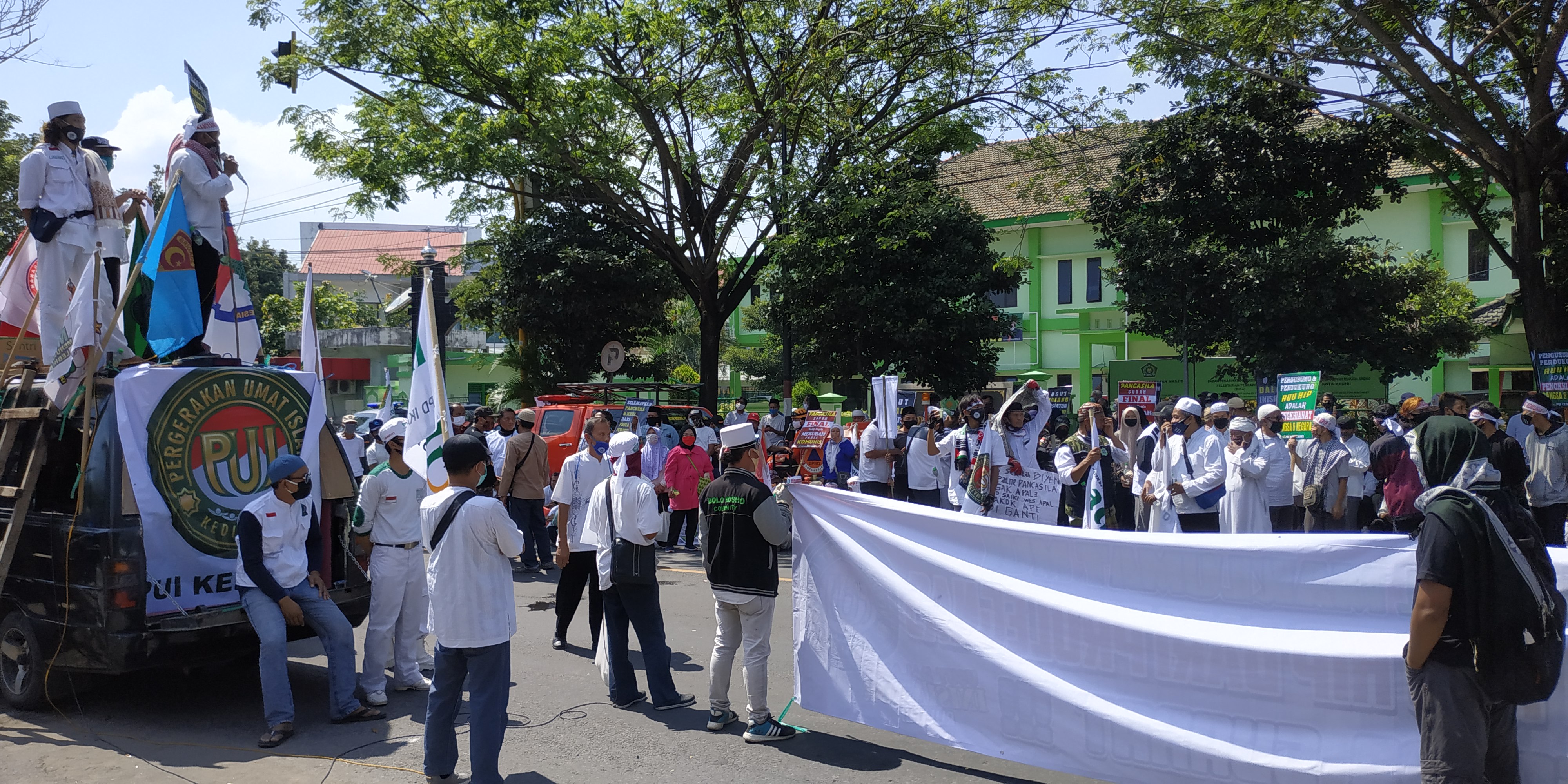 Aksi tolak RUU HIP di DPRD Kota Kediri disertai rapid tes (Fendi Plesmana/Ngopibareng.id)