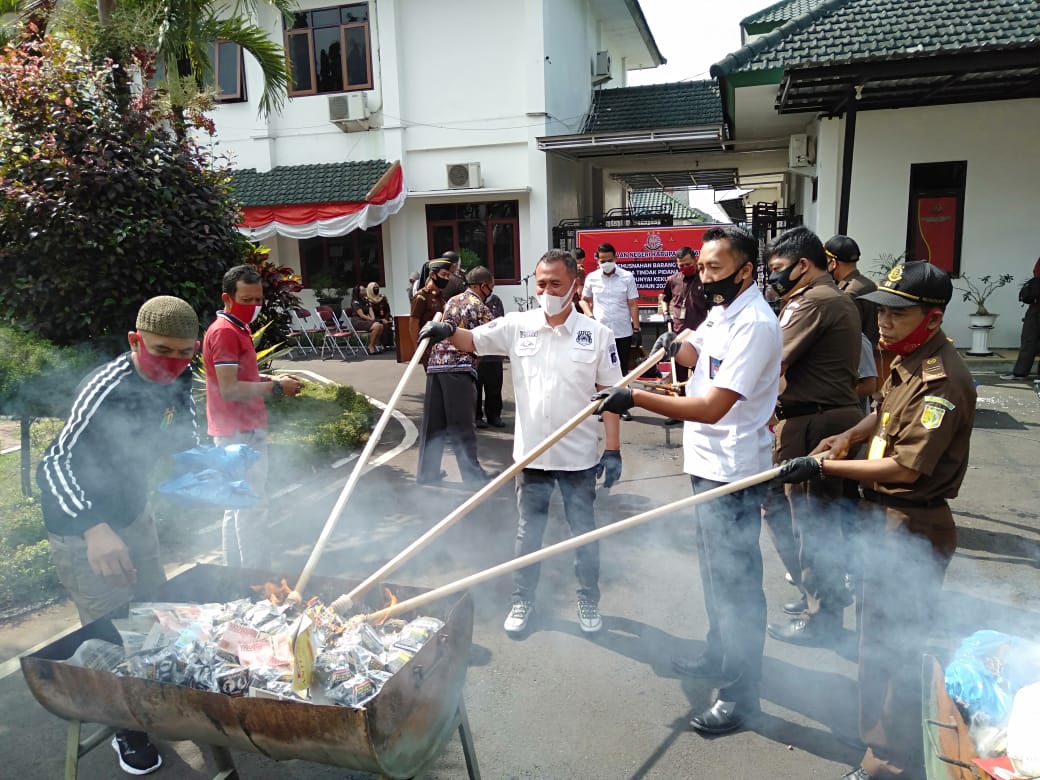 Proses pemusnahan barang bukti tindak kejahatan oleh Kejaksaan Negeri Kabupaten Malang (Foto: istimewa)