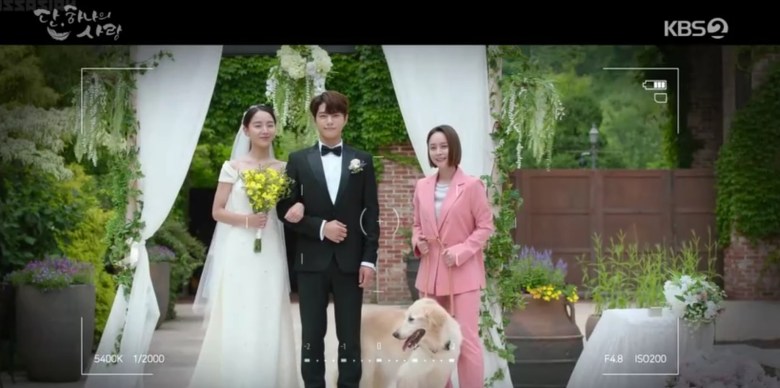 Salah satu adegan drama Korea Selatan (drakor) Angel's Last Mission: Love, Kim Dan dan Lee Yeon Seo minta restu menikah kepada Nona Jung. (Foto: KBS2)