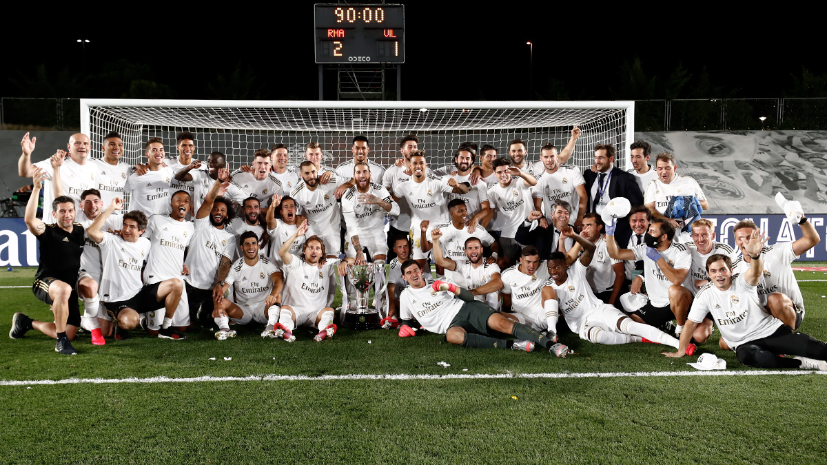 Selebrasi pemain Real Madrid mengelilingi Piala LaLIga, setelah kalahkan Villarreal 2-1. (Foto: AFP)