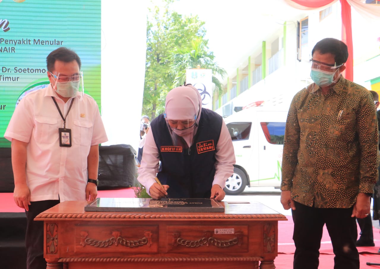 Gubernur Jatim, Khofifah Indar Parawansa meresmikan Gedung Pelayanan Pendidikan dan Riset Penyakit Menular di RSUD Dr Soetomo, Surabaya, Jumat 17 Juli 2020. (Foto: Fariz Yarbo/Ngopibareng.id)