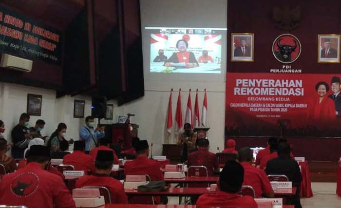 Susana di DPD PDIP Jawa Timur ketika Ketua Umum DPP PDIP Megawati mengumumkan nama-nama 45 calon kepala daerah/wakilmua. Jumat siang. (Foto:Ngopibareng/Fariz Yarbo)