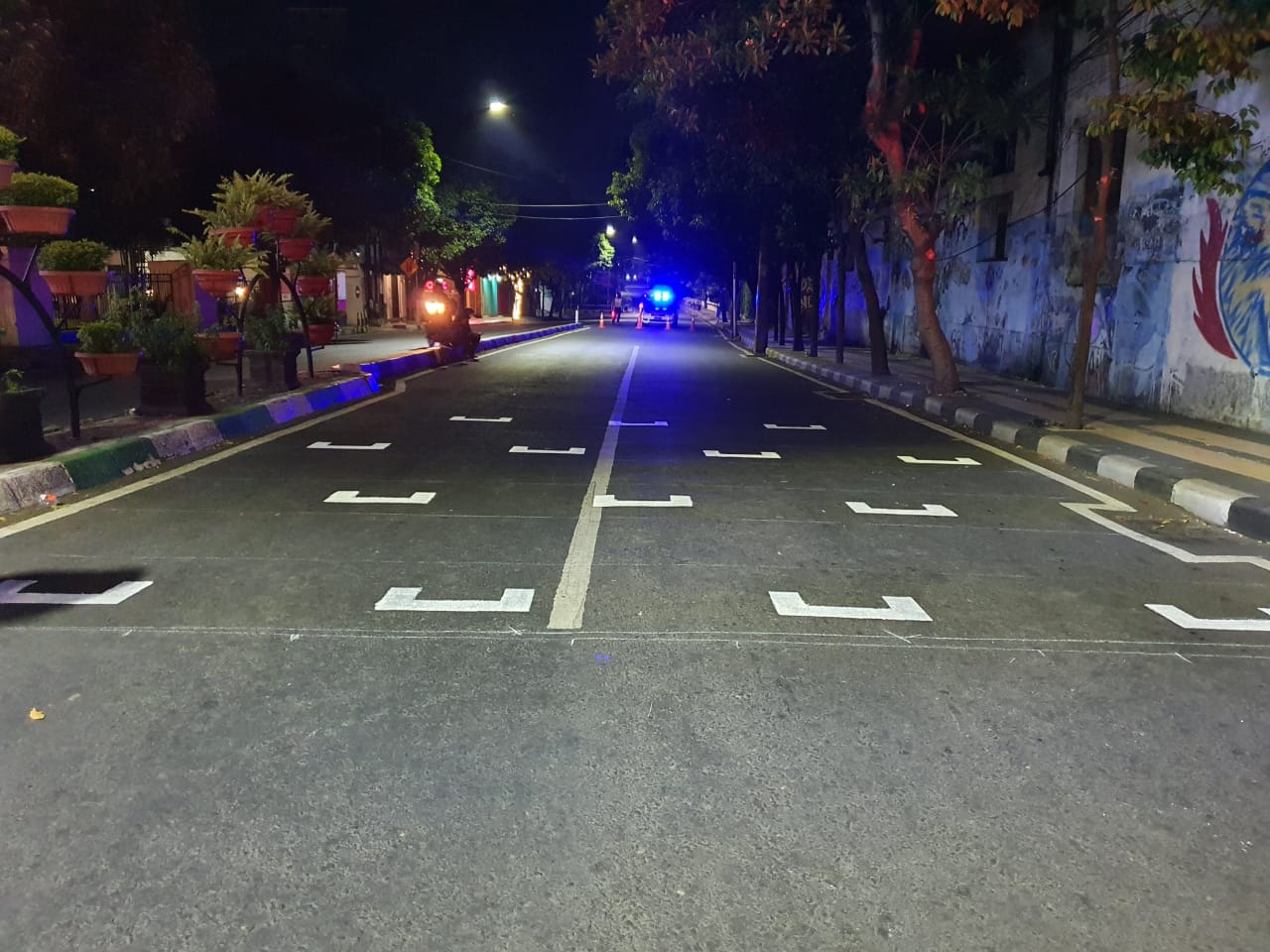 Marka jalan physical distancing di Simpang Rajabali, Kota Malang, Jawa Timur. (Foto: Istimewa)