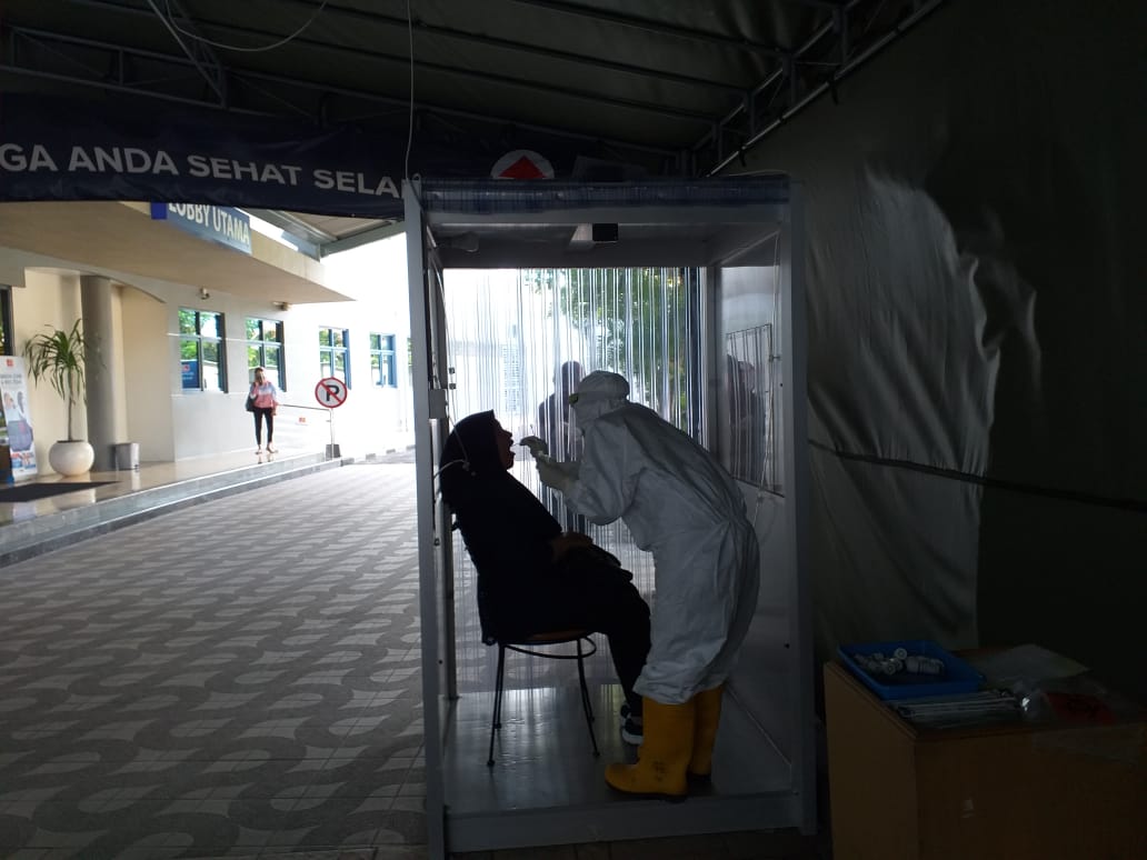 Salah satu pegawai RRI Surabaya ketika mengikuti swab test beberapa waktu lalu. (Foto: Fariz Yarbo/Ngopibareng.id) 