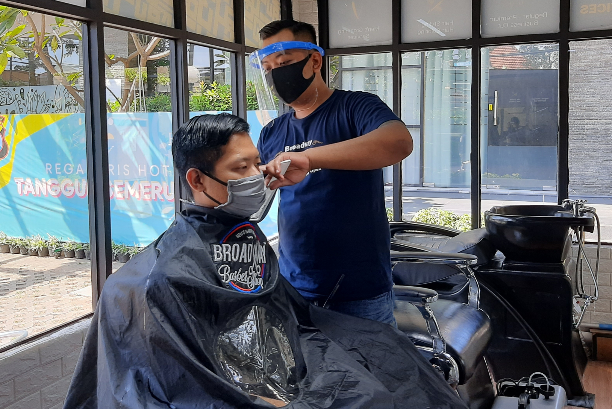 Salah satu barbershop yang menerapkan protokol Covid-19. (Foto: Pita Sari/Ngopibareng.id)