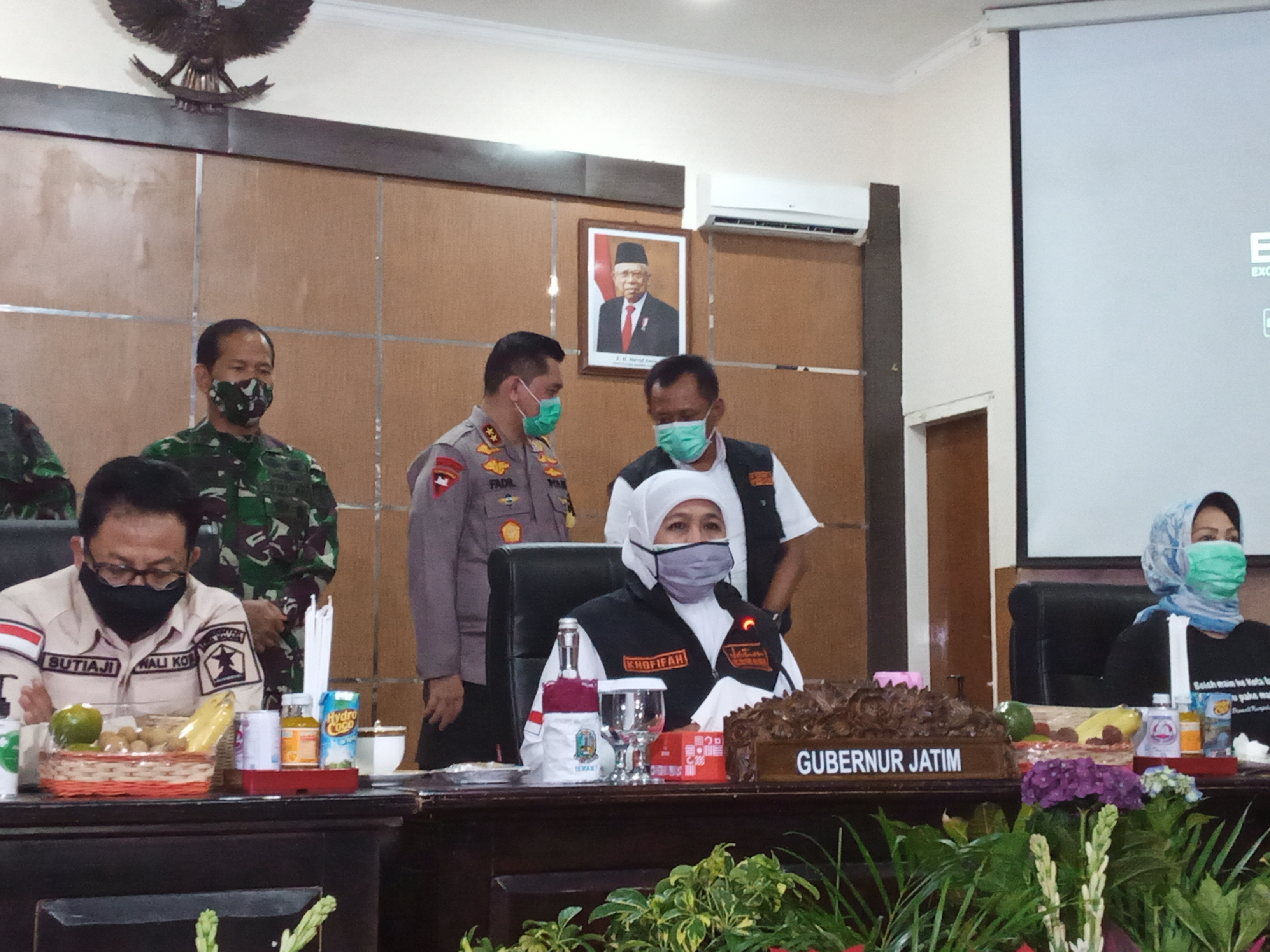 Gubernur Jawa Timur, Khofifah Indar Parawansa saat sesi konferensi pers di kantor Bakorwil Jatim III Malang  (Foto: Lalu Theo/ngopibareng.id) 