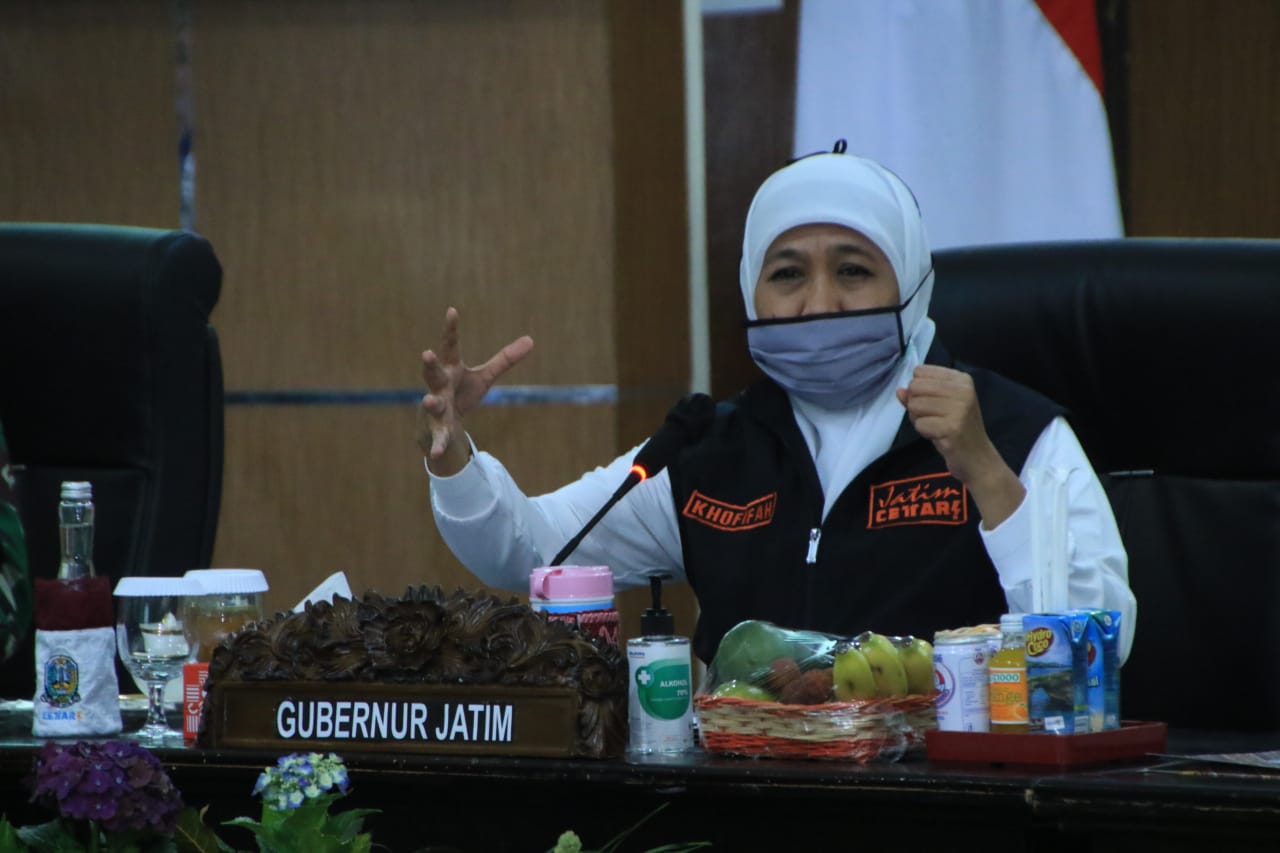 Gubernur Jawa Timur, Khofifah Indar Parawansa saat melakukan rapat evaluasi penanganan Covid-19 Malang Raya di Kantor Bakorwil Jatim III Malang (Foto: istimewa)