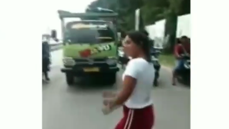 perempuan asyik joget dan tak pedulikan klarkson pengguna jalan (Foto: Dok @viralno1)