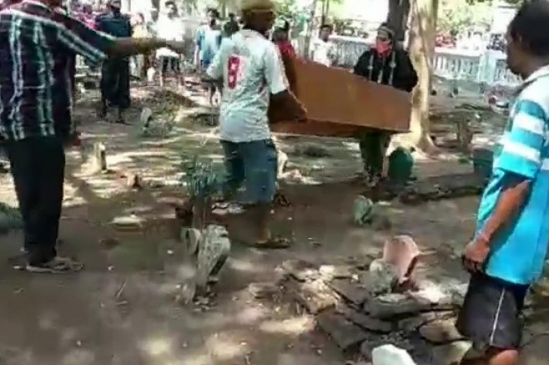 Warga nekat bongkar dan buang peti jenazah pasien Covid-19 di Tempat Pemakaman Umum (TPU) Desa Rowogempol, Pasuruan, Jawa Timur, Kamis 16 Juli 2020. (Foto: YouTube)
