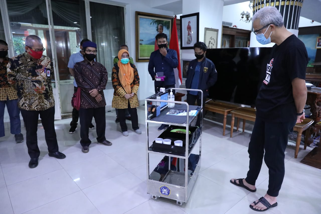 Gubernur Ganjar Pranowo menerima tim robotic dari Politeknik Negeri Semarang (Polines), di Rumah Dinas Puri Gedeh, Minggu, 19 Juli 2020. (Foto: Ist/Ngopibareng.id)