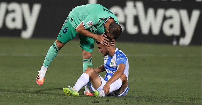 Pemain Madrid, Nacho, menghibur salah satu pemain Leganes yang sedang sedih setelah gagal menyelamatkan timnya dari degradasi. (Foto: Twitter/@CDLeganes)
