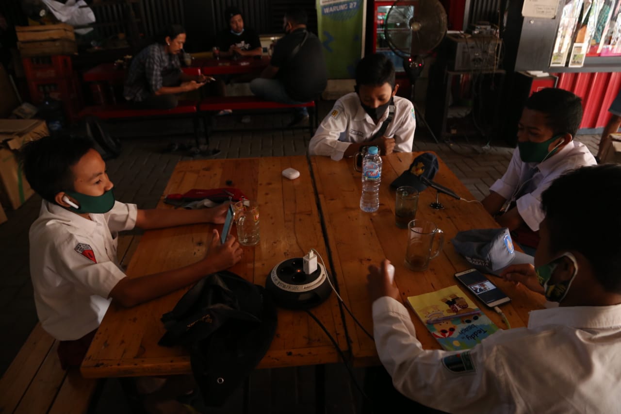 Siswa saat melakukan pembelajaran daring di Warkop Pitulikur, Surabaya. (Foto: Istimewa)