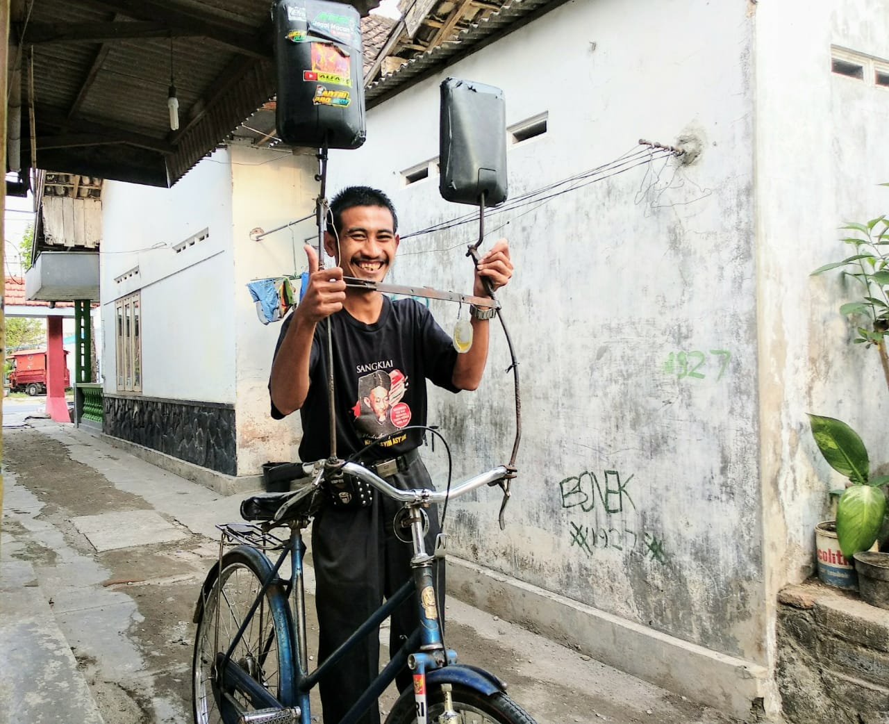 Imam Syafi'i, pemilik sepeda unik berspion seukuran tablet asal Jombang (Foto: M. Rizqi/Ngopibareng.id)