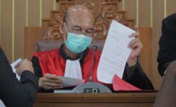 Ketua Majelis Hakim Nazar Effriandi memeriksa berkas-berkas pada sidang permohonan peninjauan kembali (PK) yang diajukan oleh buron Djoko Tjandra, di PN Jakarta Selatan. (Foto:Antara)