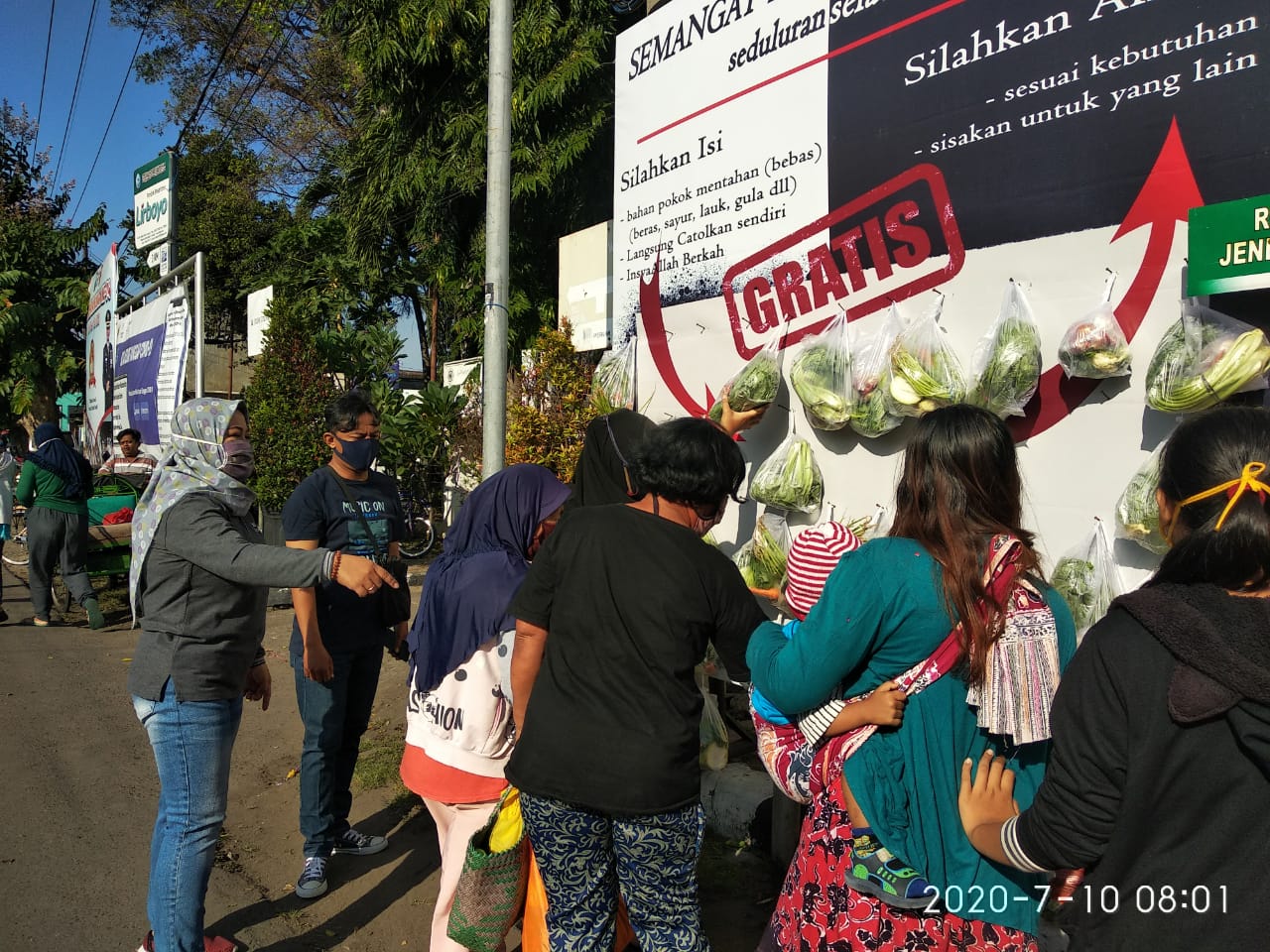 Pembagian paket sayur gratis di Kecamatan Mojoroto, Kediri, dihentikan sementara. (Foto: Istimewa)