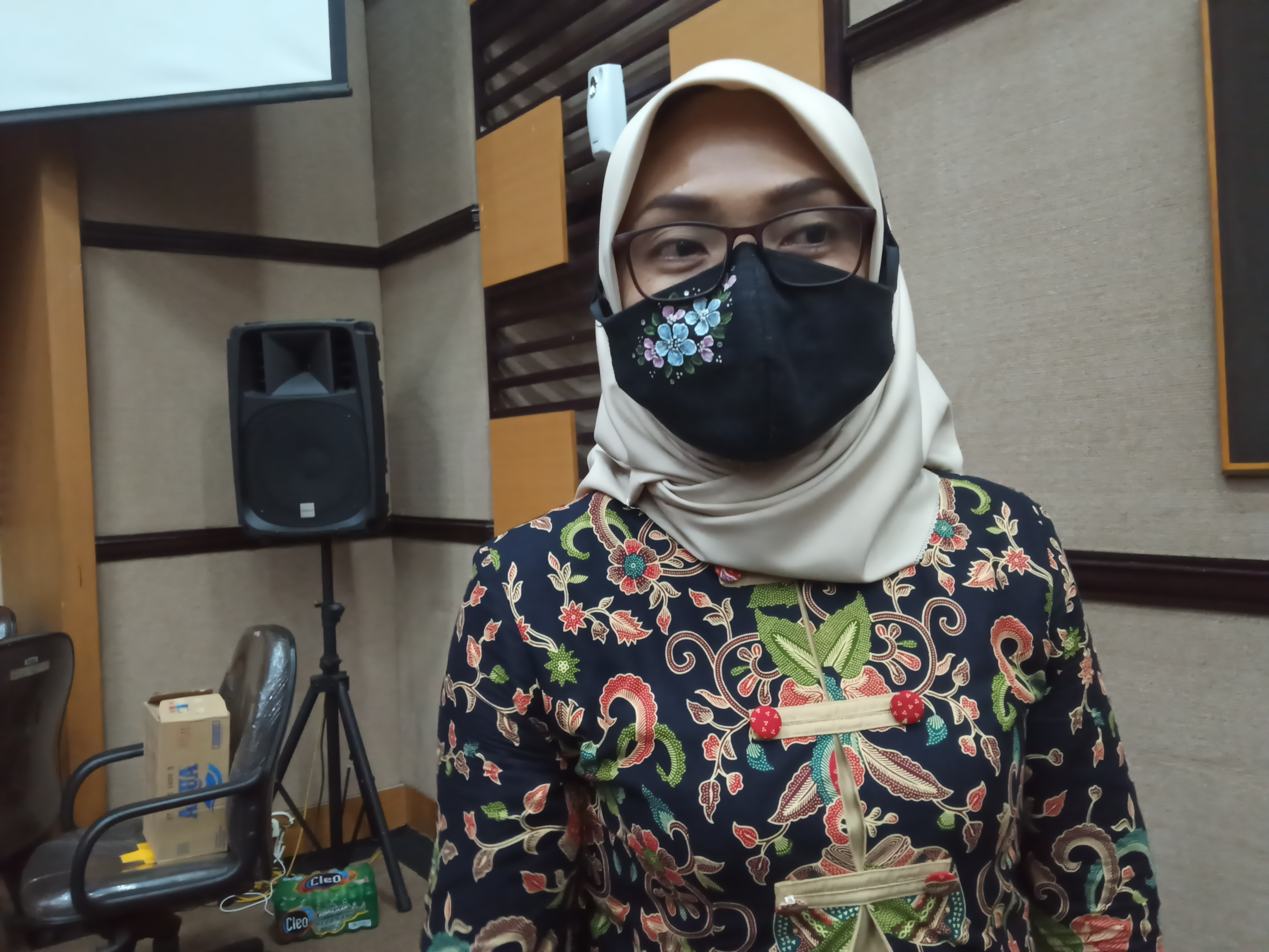 Ketua KPUD Kabupaten Malang, Anis Suhartini ditemui usai melakukan rapat pleno terbuka rekapitulasi suara dukungan Bapaslon independen (Foto: Lalu Theo/ngopibareng.id)