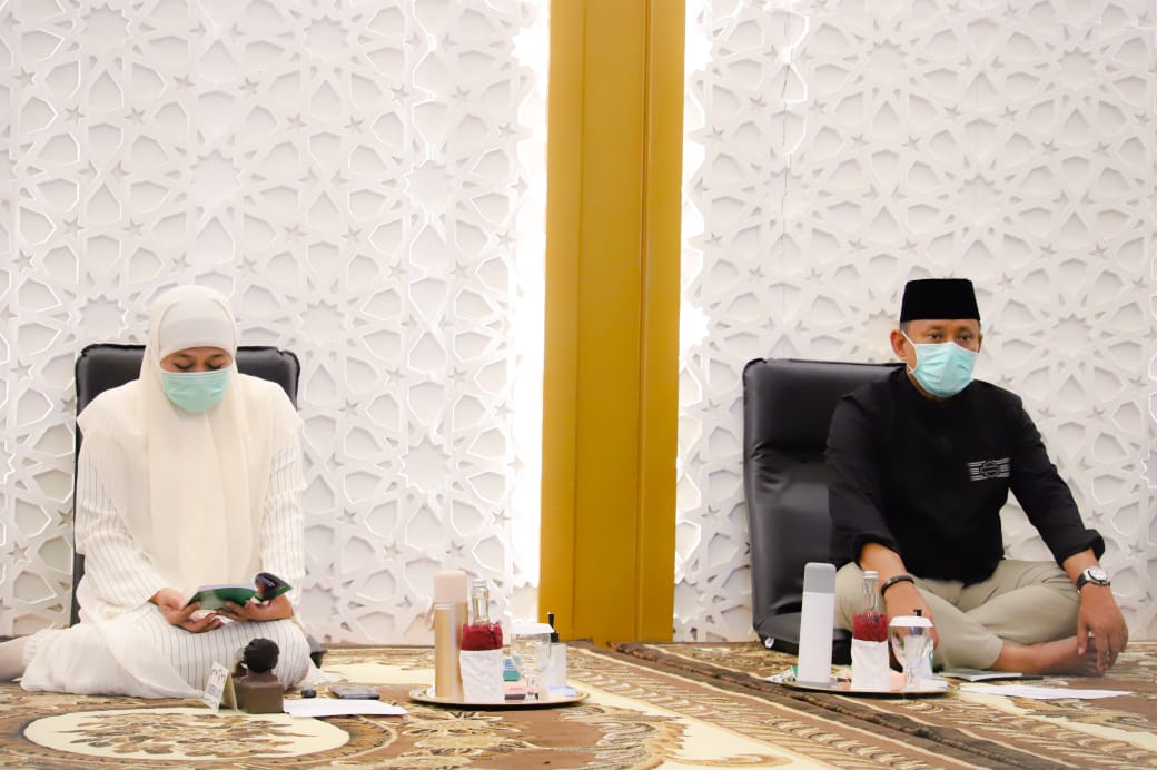 Gubernur Jawa Timur Khofifah Indar Parawansa, saat melakukan pengajian yasin dan tahlil di Gedung Negara Grahadi, Surabaya. (Foto: Alief Sambogo/Ngopibareng.id)