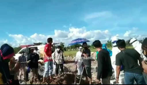 Proses pemakaman jenazah Covid-19 yang berlangsung ricuh di Palangka Raya. (Foto: Dok @sekilas.info.kalimantan)