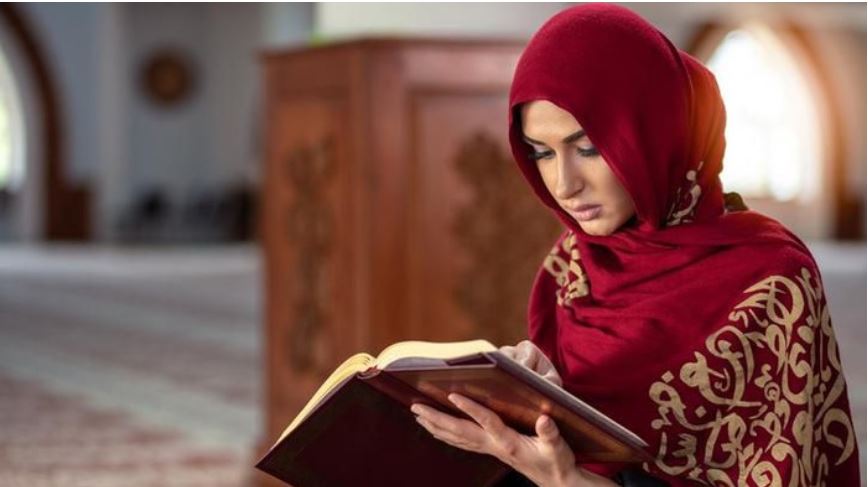 Seorang Muslimah sedang membaca Al-Quran. (Foto: Istimewa)