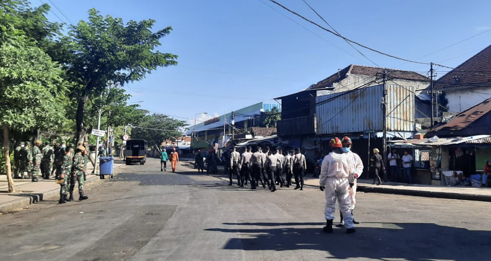 Petugas gabungan terlihat tengah berkeliling di sekitar Pasar Keputran (Andik Dwi Setiawan/Ngopibareng.id)