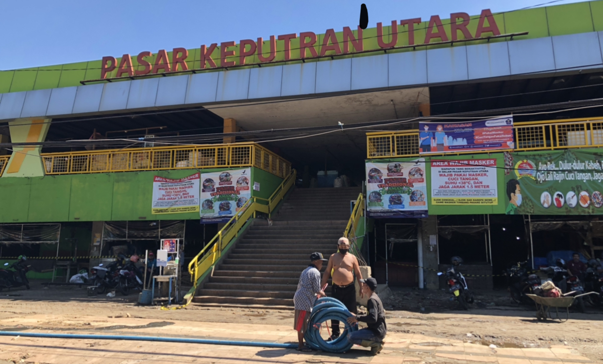 Petugas PD Pasar Surya saat membersihkan Pasar Keputran (Andik/Ngopibareng.id)