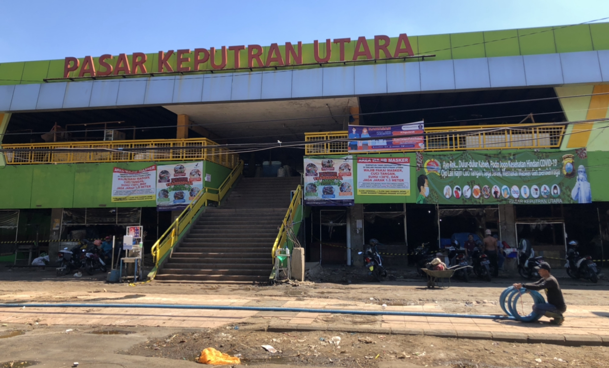 Petugas PD Pasar Surya saat membersihkan Pasar Keputran (Foto: Andhi Dwi/Ngopibareng.id)