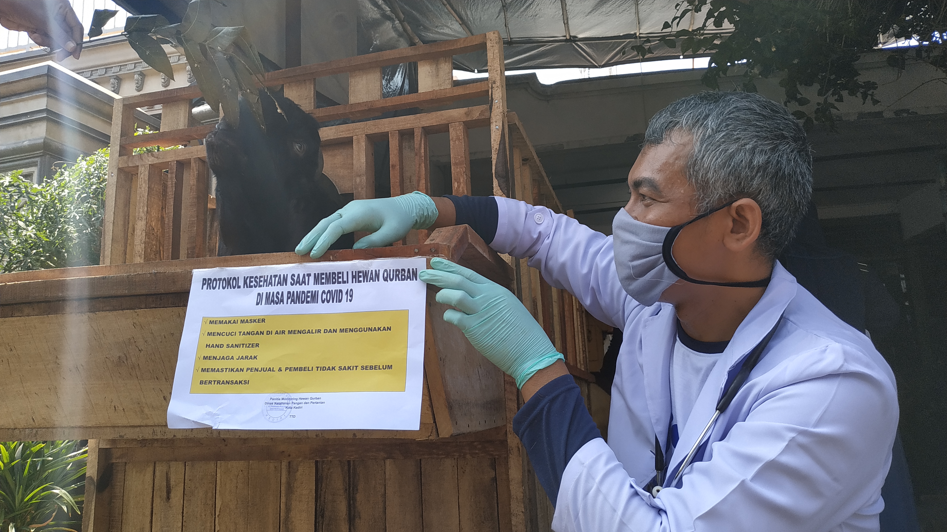 Tim monitoring Dinas Ketahanan Pangan dan Pertanian Kota Kediri sidak pedagang hewan. (Foto: Fendhy Plesmana/Ngopibareng.id)