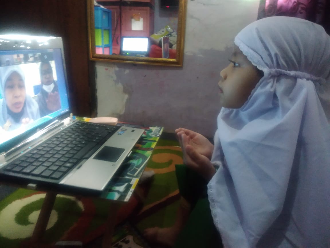 Siswa TK Al Azhar 5 Jakarta mengikuti Pembelajaran Jarak Jauh (PPJ) dari rumah. (Foto: Asmanu Sudharso/Ngopibareng.id)
