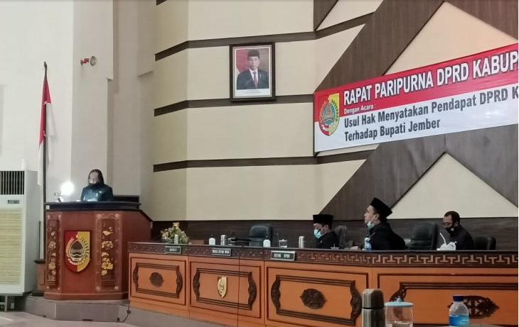 Juru bicara Fraksi PDIP Hadi Supaat membacakan pandangan fraksinya terkait usulan hak menyatakan pendapat DPRD Jember, Rabu 22 Juli 2020. (Foto: Antara/ Zumrotun Solichah)