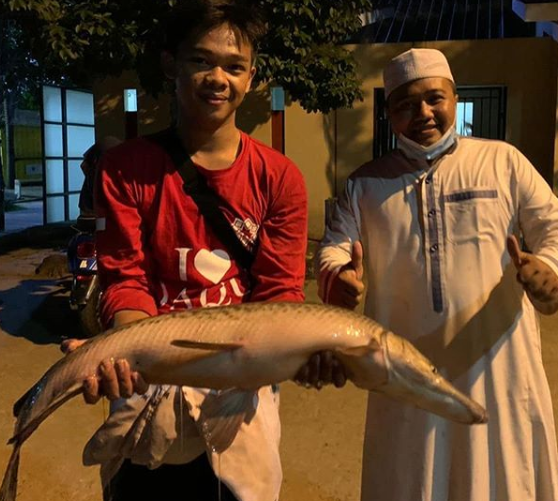 Santri di pesantren Daarul Quran di kawasan Tangerang memiliharan ikan aligator. (Foto: Instagram Ustaz Yusuf Mansur)