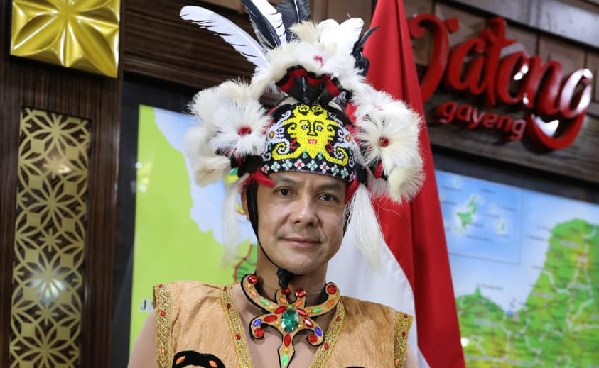Gubernur Jawa Tengah Ganjar Pranowo saat mengenakan pakaian adat Suku Dayak Kenyah. (Foto: Ist/Ngopibareng.id)