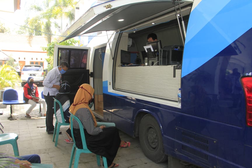 Masyarakat sedang mengurus dokumen adminduk di mobil layanan adminduk milik Dispendukcapil Banyuwangi. (Foto: Istimewa)