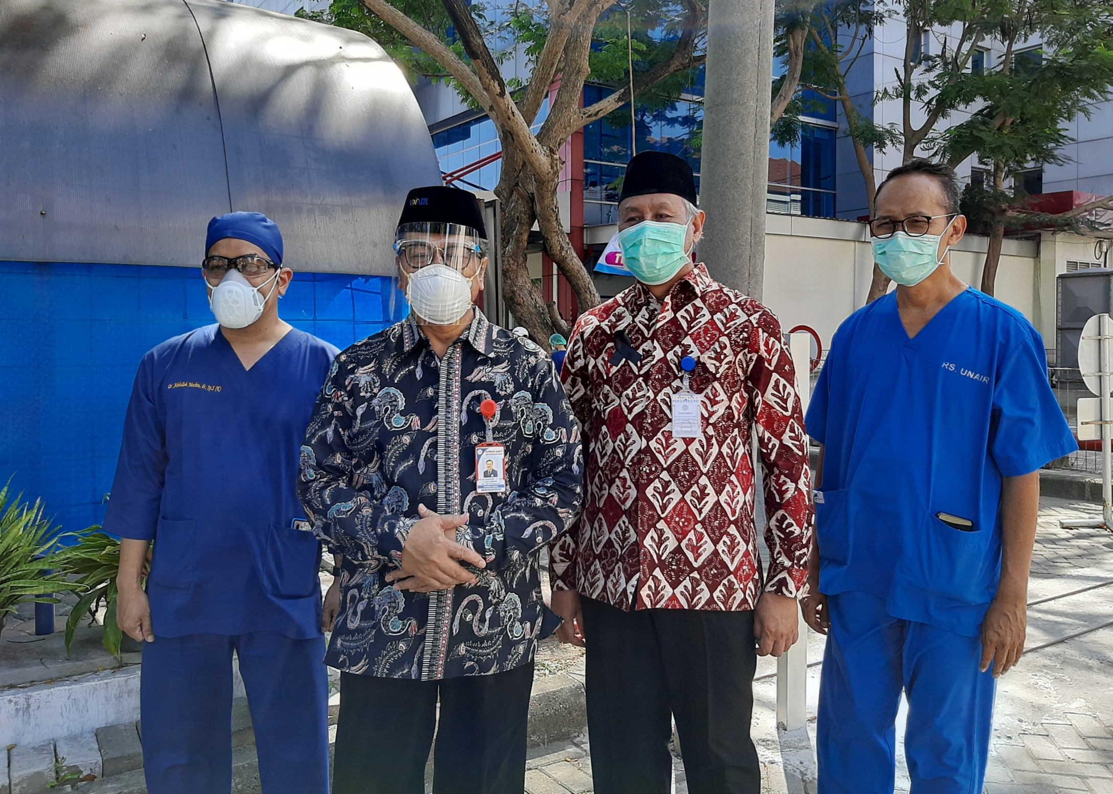 Direktur Rumah Sakit Universitas Airlangga Surabaya Prof. Nasronudin dan jajarannya saat menghadiri upacara pelepasan jenazah nakesnya. (Foto: Pita Sari/Ngopibareng.id)