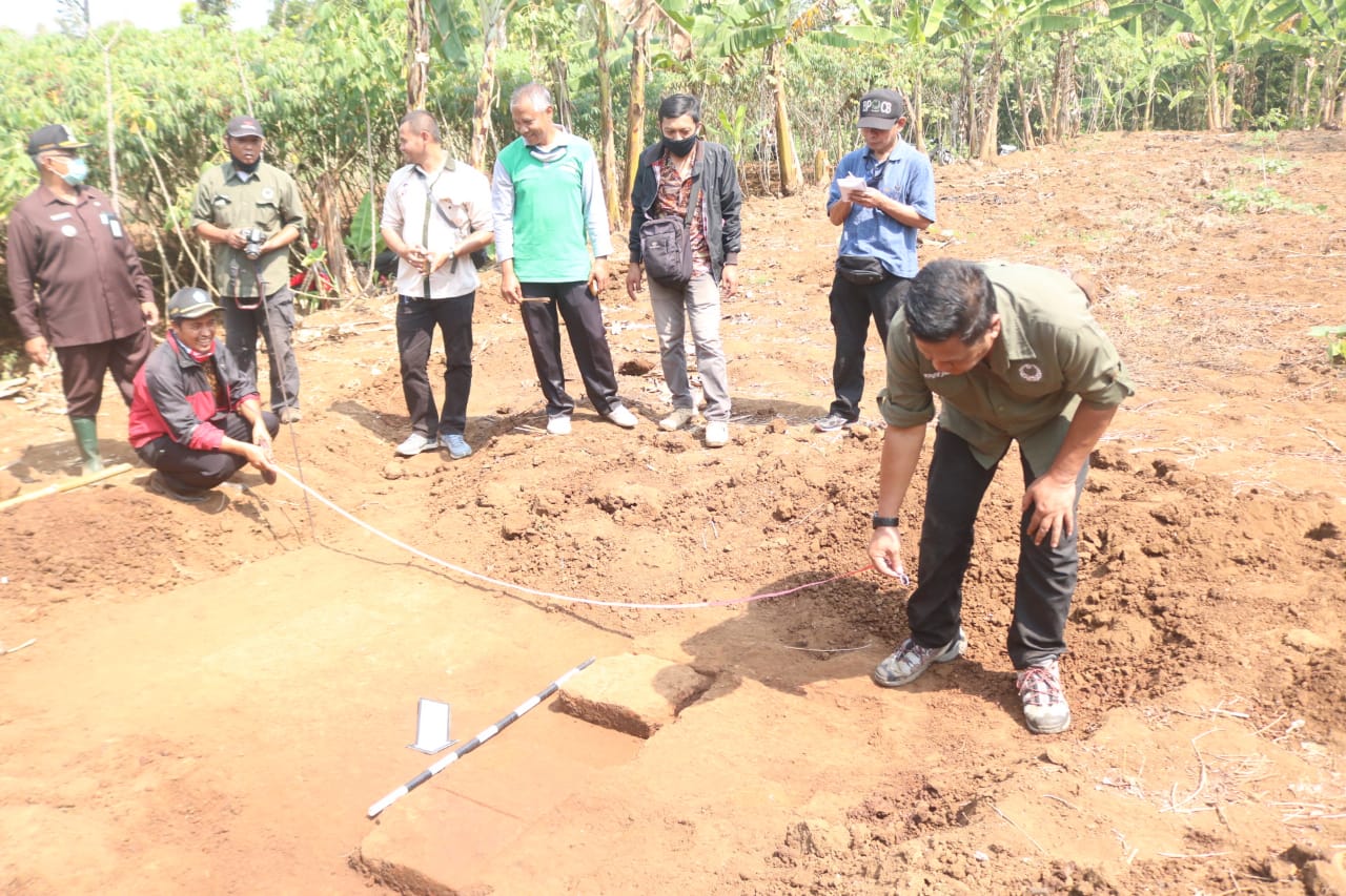 Proses identifikasi awal struktur bata kuno oleh BPCB Jatim di Desa Langlang, Kecamatan Singosari, Kabupaten Malang, Jawa Timur. (Foto: Lalu Theo/Ngopibareng.id)