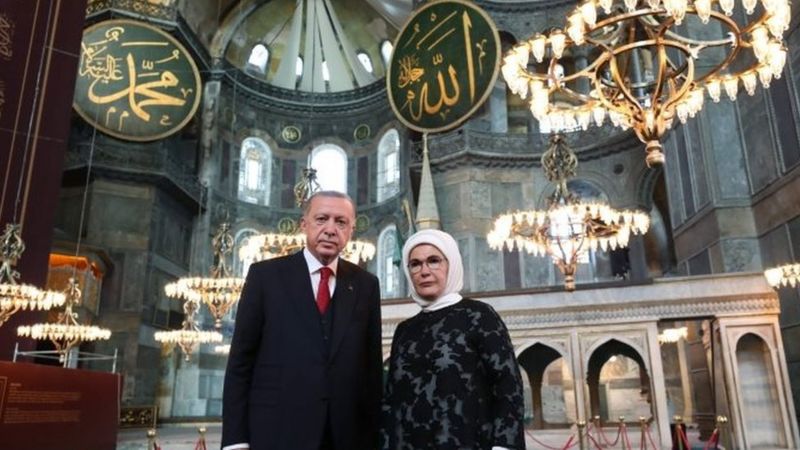 Presiden Turki Recep Tayyip Erdogan dan istri di dalam Masjid Hagia Sophia di Istambul, Turki. (Foto: Anadolu Agency)