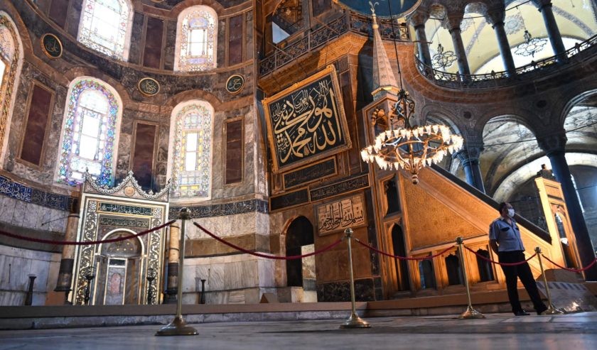 Hagia Sophia bersiap menjelang diselenggarakannya salat Jumat berjamaah pertama, Jumat 24 Juli 2020, setelah gedung itu berubah fungsi menjadi masjid. (Foto: hurriyetdailynews.com)