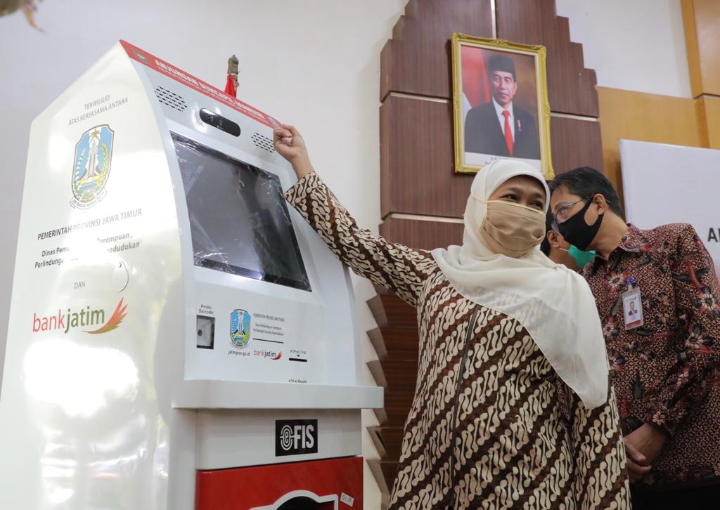 Gubernur Jawa Timur Khofifah Indar Parawansa, melihat mesin ATM Dispendukcapil di Gedung Negara Grahadi, Surabaya, Jumat 24 Juli 2020. (Foto: Fariz Yarbo/Ngopibareng.id)