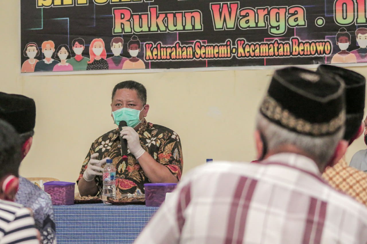 Wakil Walikota Surabaya Whisnu Sakti Buana saat berkunjung ke Kampung Tangguh Sememi, Surabaya. (Foto: Alief Sambogo/Ngopibareng.id)