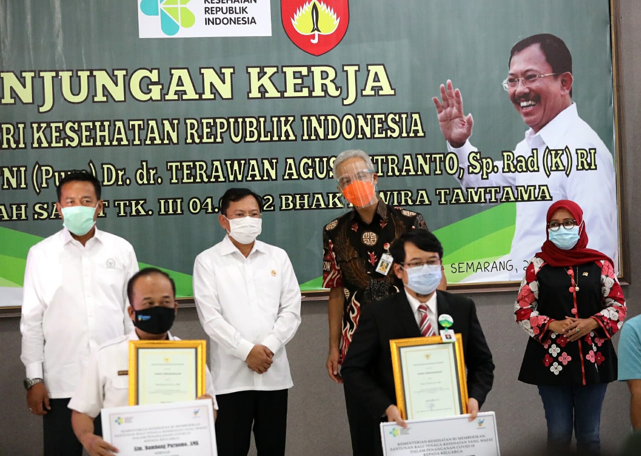 Gubernur Ganjar Pranowo mendampingi Menteri Kesehatan Terawan Putranto memberikan insentif bagi tenaga kesehatan. (Foto: Ist/Ngopibareng.id)