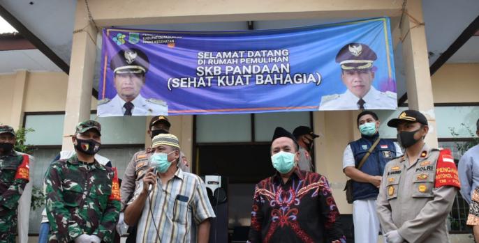 Wakil Bupati didampingi Dandim dan Kapolres Pasuruan melepas kepulangan pasien sembuh covid-19. (Foto: Dok Humas)