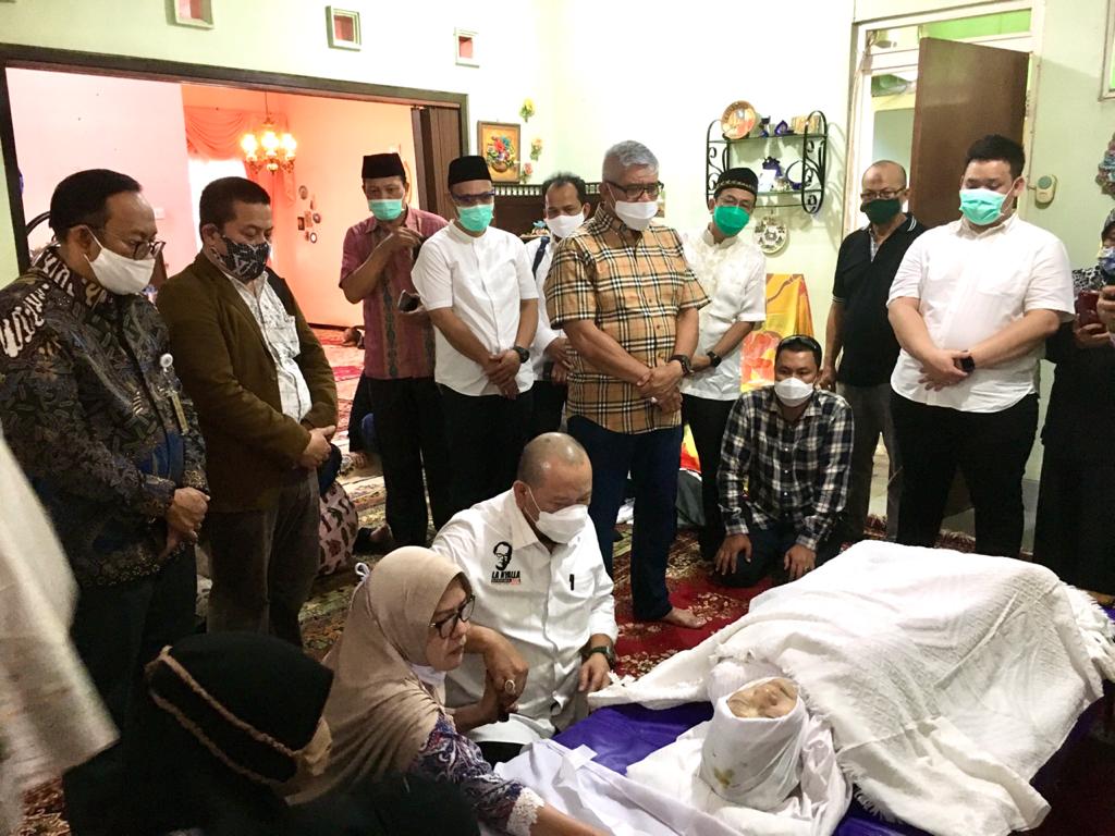 Ketua DPD RI, LaNyalla Mahmud Mattalitti merawat jenazah ibundanya. (Foto: Istimewa)
