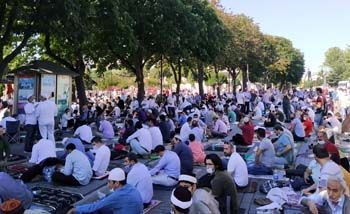 Karena kapasitas Masjid Ayasofya terbatas, puluhan ribu umat Islam Turki terpaksa mengikuti sholat Jumat di jalanan sekitar masjid, Jumat siang 24 Juli 2020. (Foto/Ngopibareng/Aulia Lukman Hakim) 