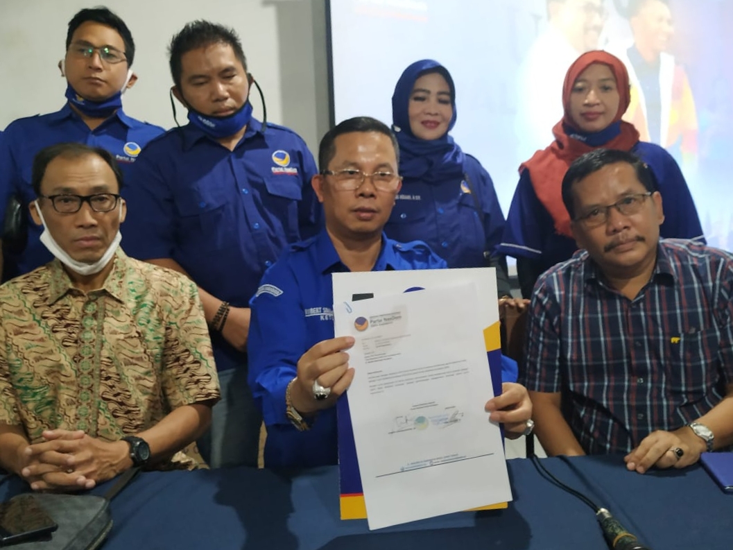 Ketua Nasdem Surabaya, Robert Simangunsong (tengah), menunjukkan surat rekomendasi nama Bacawali untuk Machfud Arifin. (Foto: Fariz Yarbo/Ngopi bareng.id) 