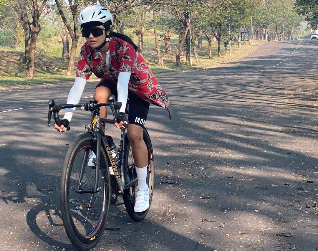 Karla Jasmina ingin memadukan outfit kasual brompton saat gowes dengan road bike. (Foto: Istimewa)