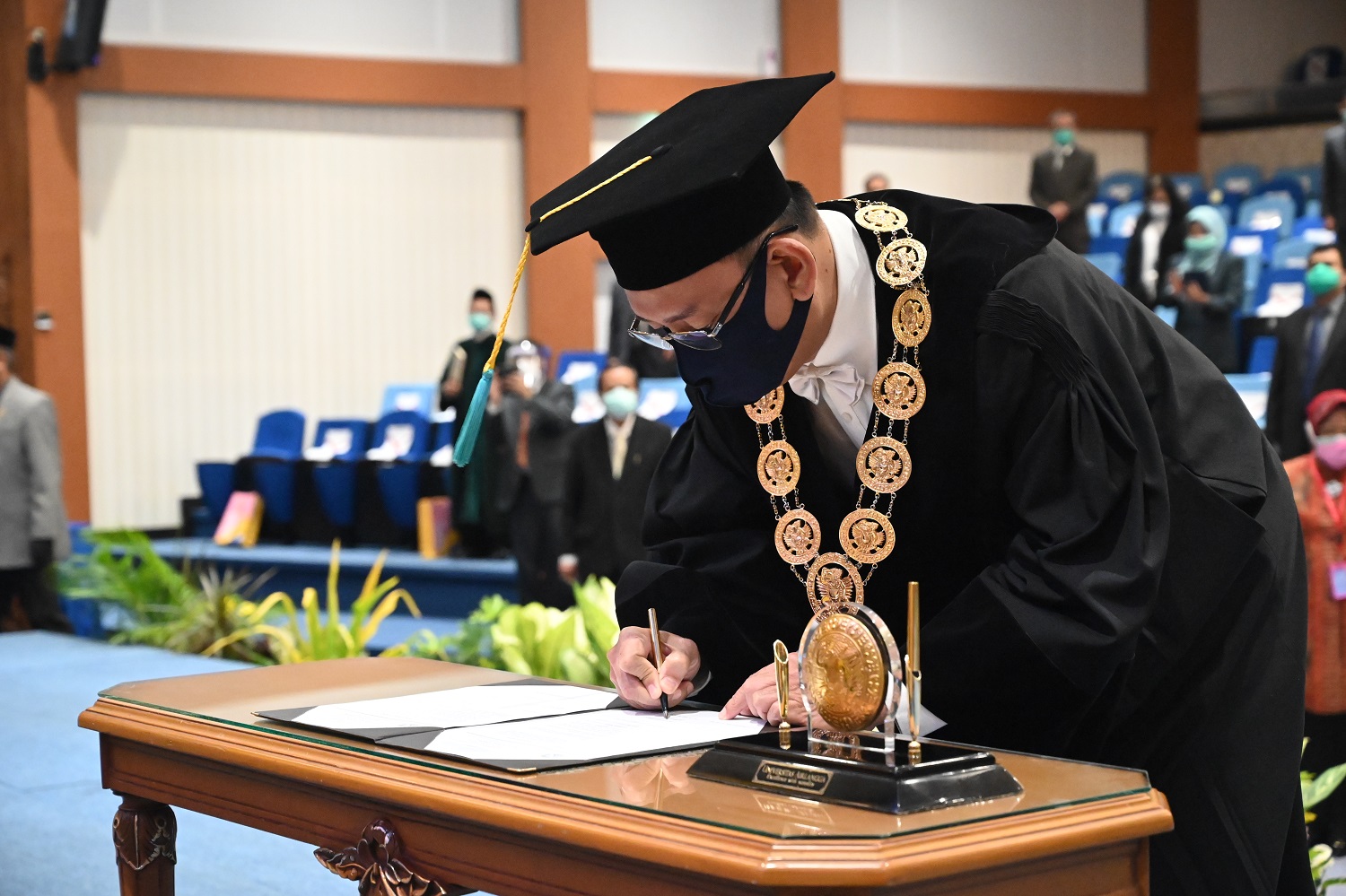 Prof Nasih saat dilantik menjadi rektor Unair periode 2020-2025. (Foto: Istimewa)
