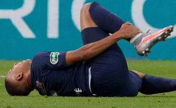 Mbappe berguling-guling kesakitan usai ditabrak pemain St Etienne, dalam pertandingan yang dimenangkan PSG 1-0. (Foto:Reuters)
